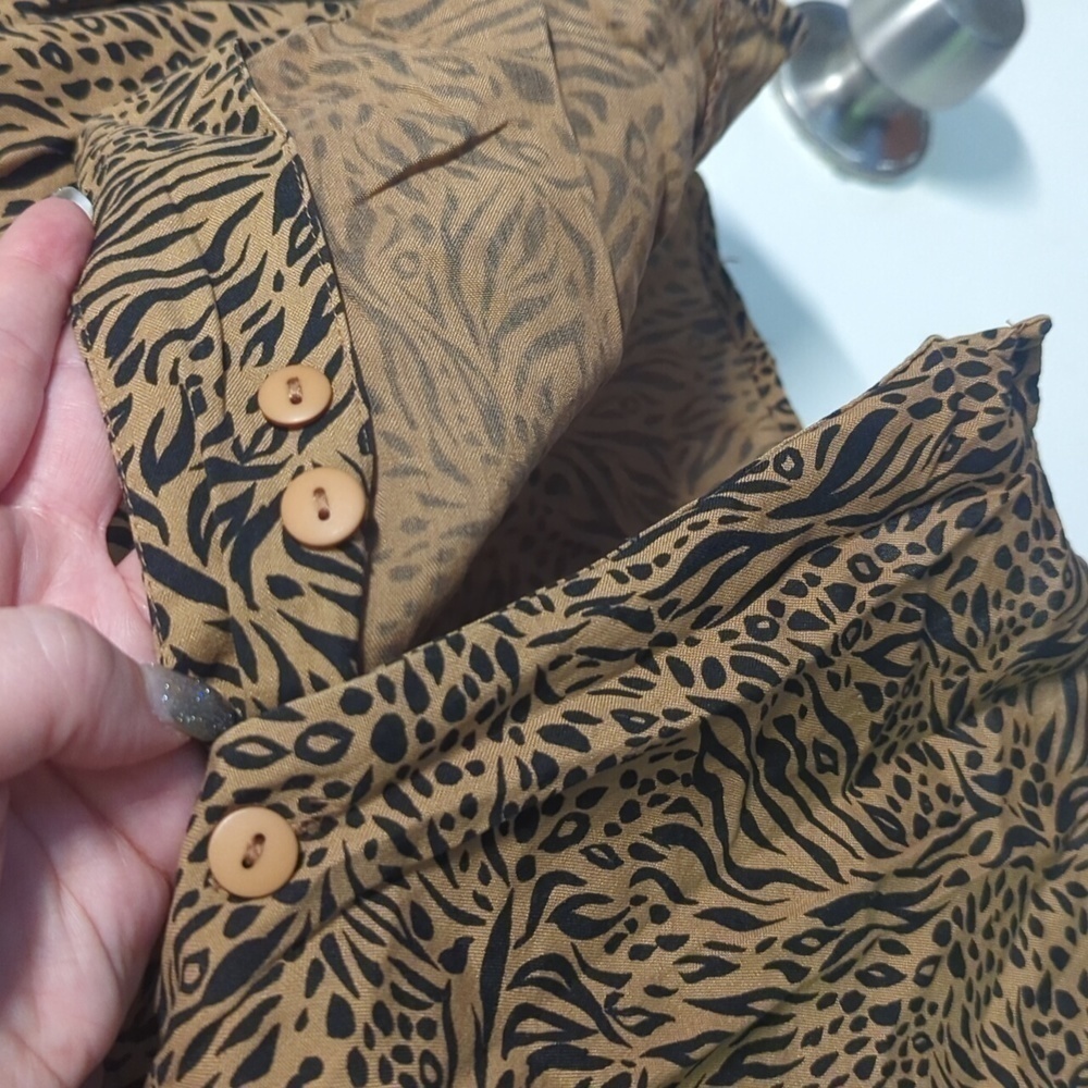 EUC Vintage 100% Silk Leopard Tiger Print Button Down 90s Y2K Elegance! Sz M - Picture 4 of 6